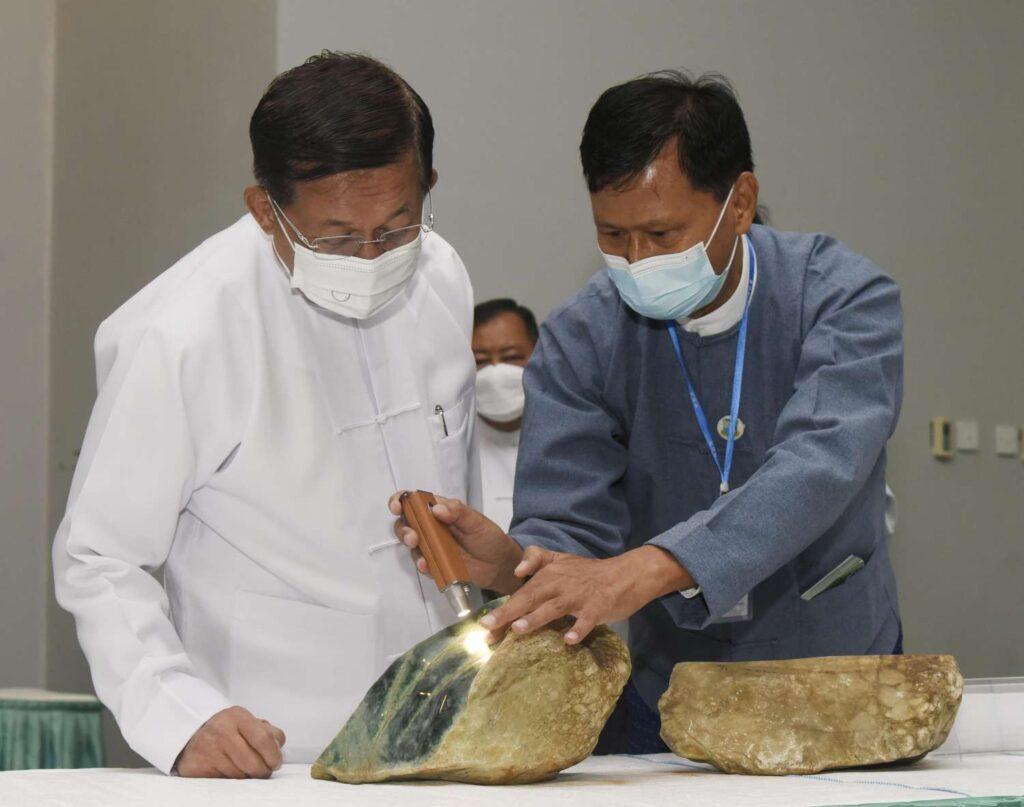 ဤသို့ဆောင်ရွက်ရခြင်းမှာ စစ်အုပ်စုအပေါ် ပိုမိုတင်းကျပ်လာသော ပိတ်ဆို့အရေးယူမှုများနှင့် တရုတ်ဝယ်ယူသ...