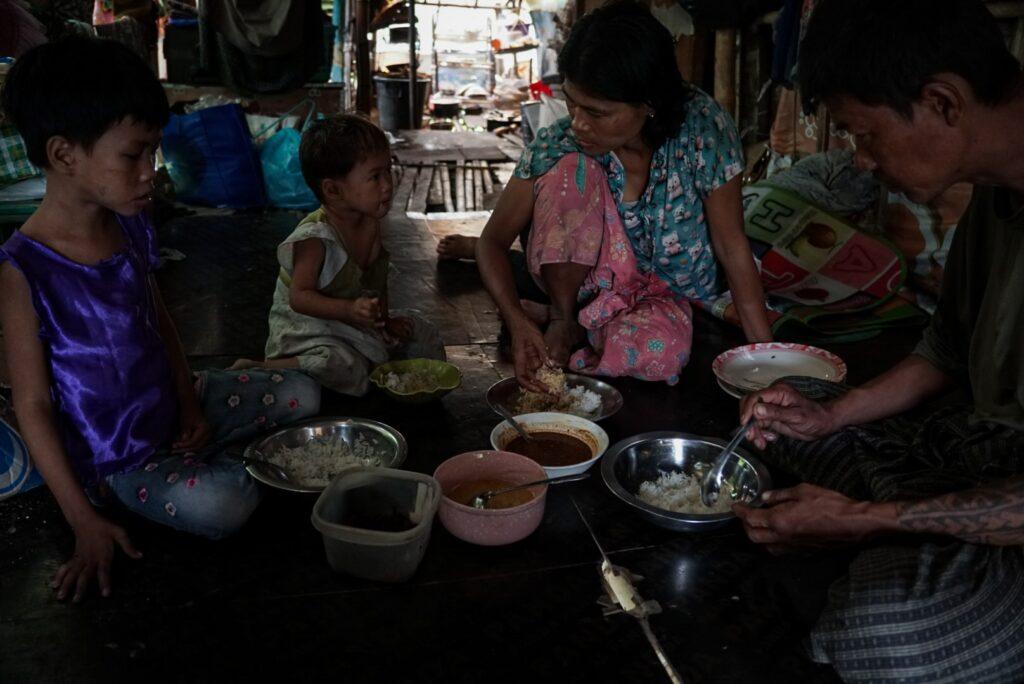 စစ်ကောင်စီက မိမိကိုယ်ကို ရွေးကောက်ခံ အရပ်သားအစိုးရအဖြစ် ပုံရိပ်ပြောင်းလဲရန် ကြိုးပမ်းနေသော်လည်း န...