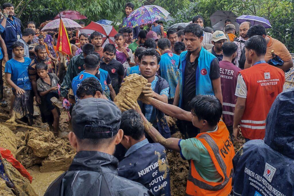 ဘင်္ဂလားဒေ့ရှ်နိုင်ငံတွင် မိုးသည်းထန်စွာရွာသွန်းမှုကြောင့် ဗုဒ္ဓဟူးနေ့၌ ကမ္ဘာ့အကြီးဆုံး ဒုက္ခသည်စ...