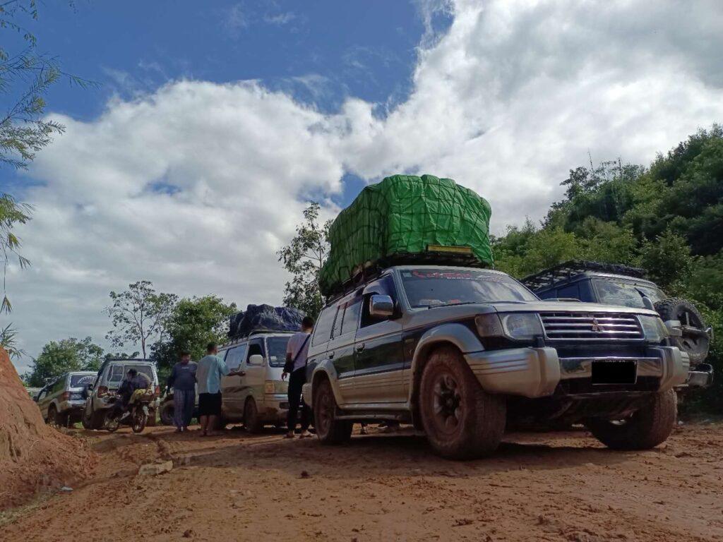ကုန်သည်များနှင့် ယာဉ်မောင်းများက ပြောကြားသည်မှာ တိုင်းရင်းသားလက်နက်ကိုင်အဖွဲ့များ ထိန်းချုပ်ထားသေ...