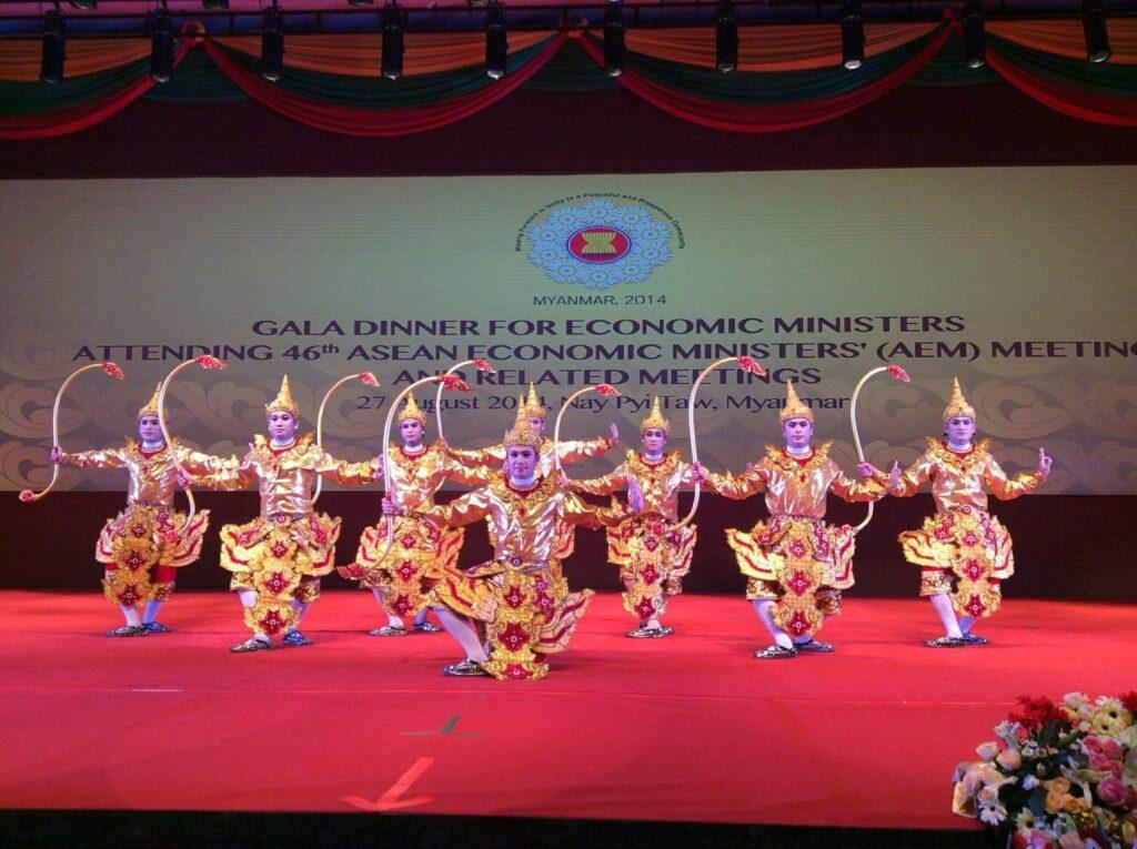 ထင်ရှားကျော်ကြားတဲ့ အနုပညာရှင်တစ်ဦးဟာ သူ့ရဲ့ ဂုဏ်သိက္ခာနဲ့ လုံခြုံရေးကို စွန့်လွှတ်ပြီး နိုင်ငံတွ...