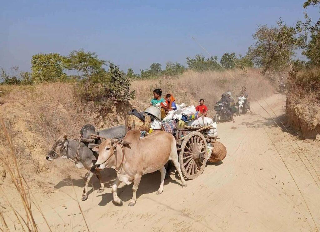 မြန်မာစစ်တပ်ဖွဲ့ဝင်များသည် ၎င်းတို့၏ သုံးလကြာ ထိုးစစ်အတွင်း မြိုင်နှင့် ပေါက်မြို့နယ်များရှိ အိမ်...