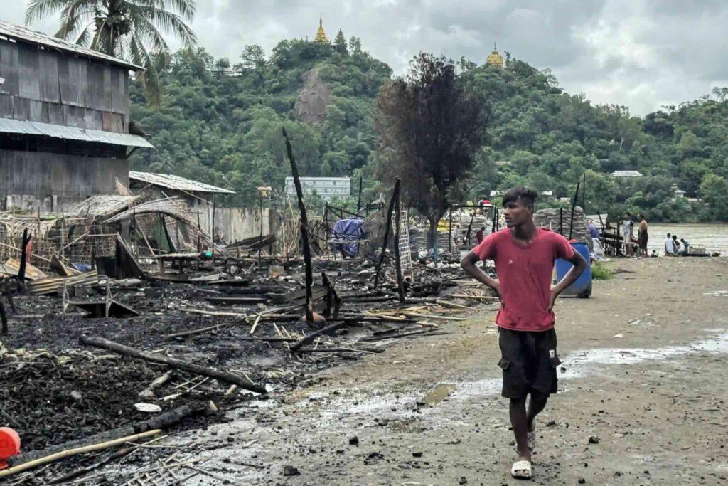 ကြာသပတေးနေ့ ည ၁၁:၃၀ နာရီတွင် ကြိမ်းတလီမြို့ရှိ မိသားစုနေအိမ်ပေါ်သို့ ဗုံးတစ်လုံးကျရောက်ခဲ့ရာ အိပ်...