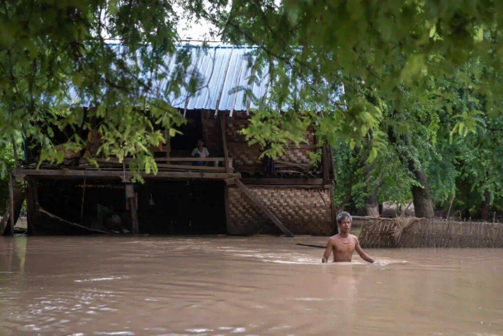 စစ်ကောင်စီသည် ခုခံတော်လှန်ရေးတပ်ဖွဲ့များ ထိန်းချုပ်ထားသော ဒေသများတွင် ရေဘေးကယ်ဆယ်ရေးလုပ်ငန်းများက...