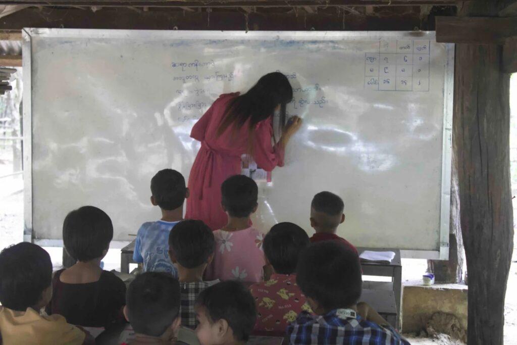 ဒေသခံ ခုခံတော်လှန်ရေး အာဏာပိုင်များက မိဘများအနေဖြင့် ၎င်းတို့၏ ကလေးများကို စစ်ကောင်စီ ထိန်းချုပ်ထ...