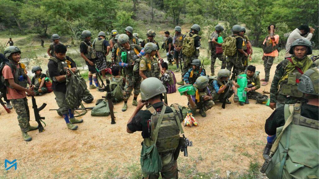 မြန်မာနိုင်ငံအလယ်ပိုင်းက ခြောက်သွေ့တဲ့ တောင်ကုန်းတွေမှာ ခုခံတော်လှန်ရေးတပ်ဖွဲ့ဝင်တွေဟာ စစ်အစိုးရက...